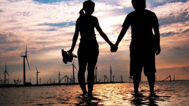 على شواطئ البحر تبنى العلاقات المشبوهة أيضا