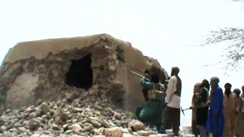 جماعة أنصار الدين تدمر مدخل مسجد في تمبكتو