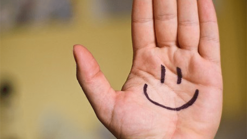 تلميذات‮ ‬يوزعن الحلويات والهدايا لنشر ثقافة الابتسامة في‮ ‬بسكرة