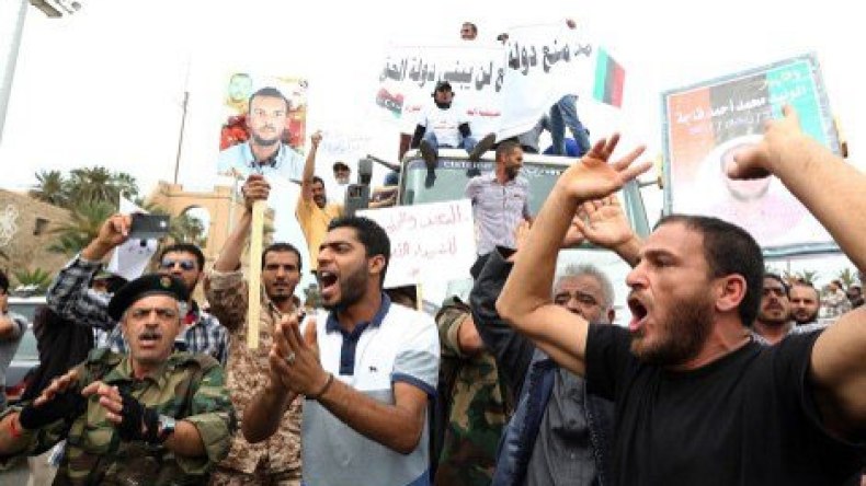 مسلحون ليبيون يطوقون وزارات عدة مطالبين باستقالة الحكومة