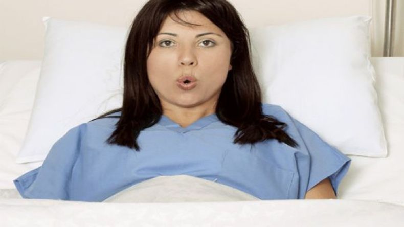 الولادة الطبيعية والقيصرية.. سلبيّات وإيجابيّات كل منهما؟!