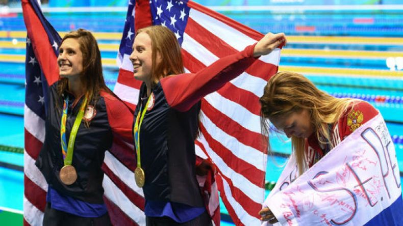 السباحتان الأمريكيتان كينغ وميلي ترفضان مصافحة الروسية يفيموفا