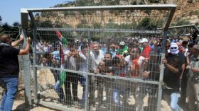 الكيان الصهيوني يقيم سياجا أمنيا بين الأراضي الفلسطينية والأردنية