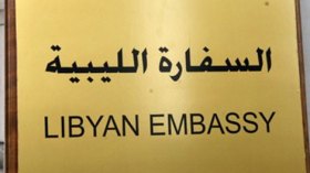عشرات الليبيين يهاجمون سفارة بلادهم في عمان