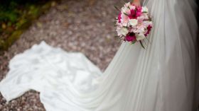 صديقتي.. هل تتزوج مراهقا؟