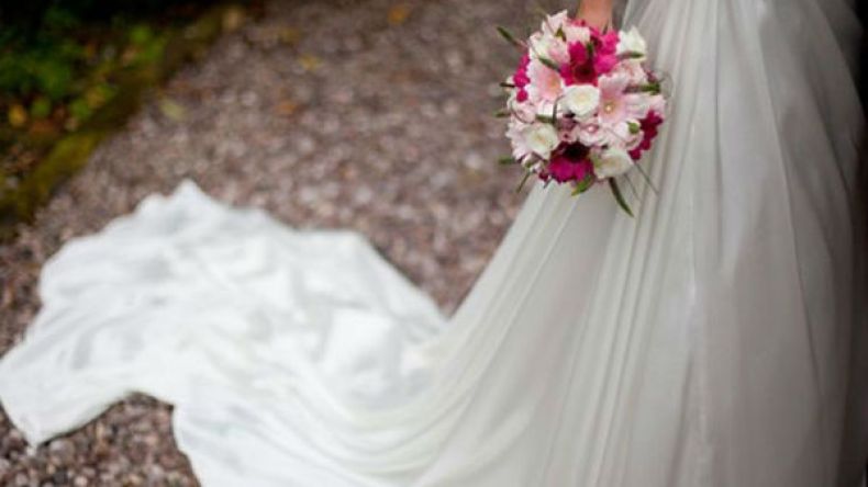 صديقتي.. هل تتزوج مراهقا؟