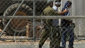 إصابة 8 أسرى فلسطينيين بعد اقتحام قوات إسرائيلية سجن رامون