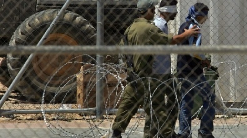 إصابة 8 أسرى فلسطينيين بعد اقتحام قوات إسرائيلية سجن رامون