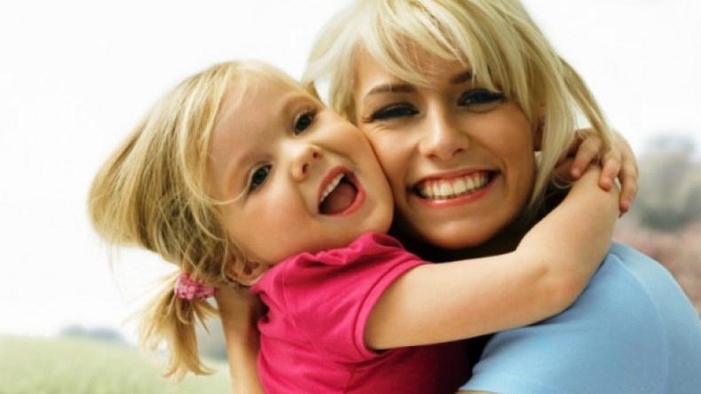 دراسة أمريكية: العناق صيدلية للصحة