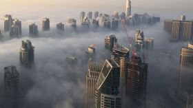 عارضة روسية تخاطر بحياتها وتتدلى من ناطحة سحاب بدبي!