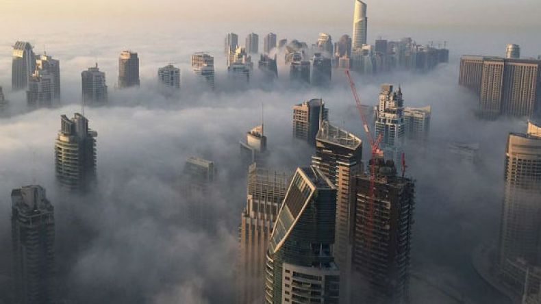 عارضة روسية تخاطر بحياتها وتتدلى من ناطحة سحاب بدبي!