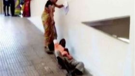 امرأة تجرّ زوجها في المستشفى لعدم توفر كرسي متحرك!