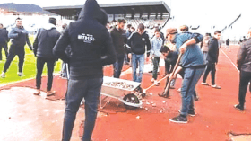 أنصار فيلاج موسى يعتذرون ويقومون بتنظيف ملعب جيجل