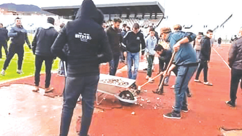 أنصار فيلاج موسى يعتذرون ويقومون بتنظيف ملعب جيجل