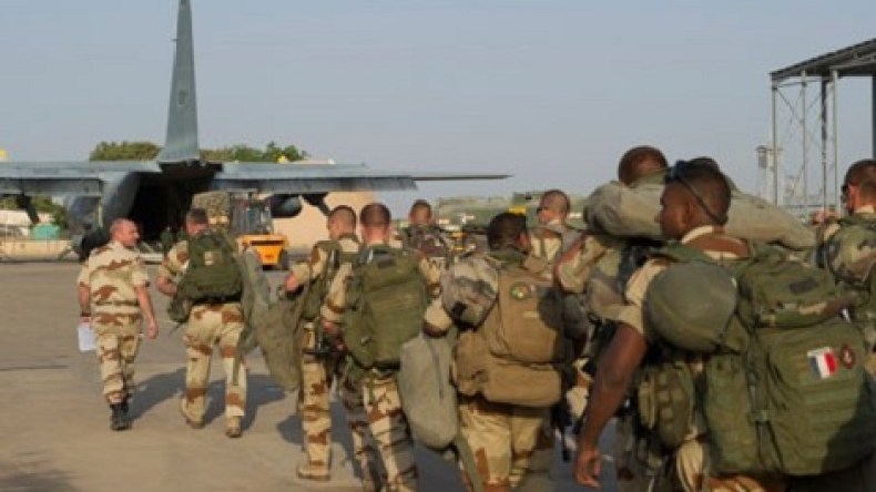 هولاند: فرنسا سترفع عدد مقاتليها إلى حين تدخل القوات الإفريقية