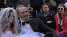 رجل في الستينات من عمره يمثل مشهد الزواج بقاصر!