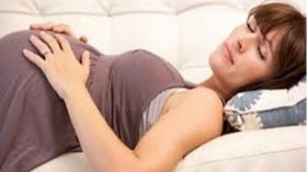 دراسة نيوزلندية: استلقاء الحامل على ظهرها قد يقتل الجنين!