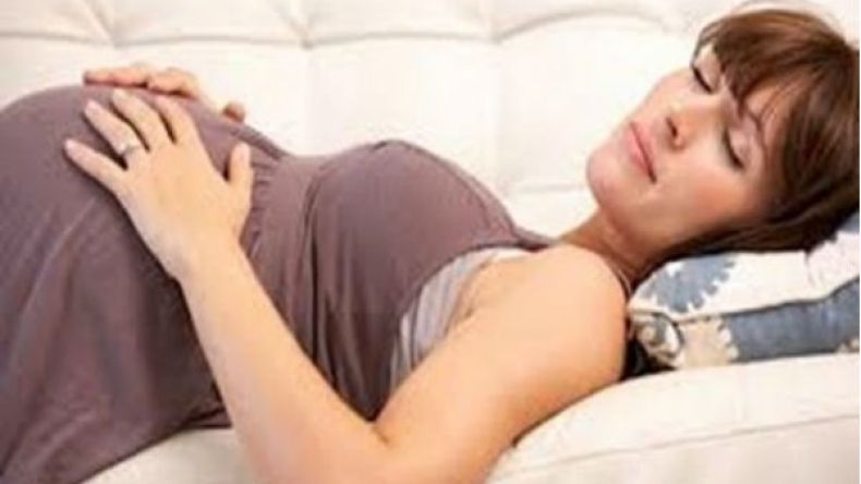 دراسة نيوزلندية: استلقاء الحامل على ظهرها قد يقتل الجنين!