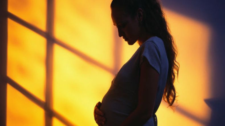 زوجي سافر ويطالبني بالإجهاض!