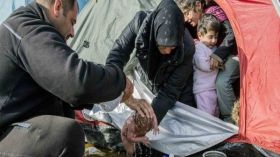 اليونان.. لاجئة سورية تحمم رضيعتها في ظروف قاسية!