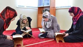 الفتيات وصلاة التراويح.. موضة فانية أم نزعة إيمانية نامية؟