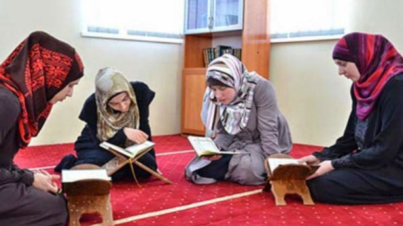 الفتيات وصلاة التراويح.. موضة فانية أم نزعة إيمانية نامية؟