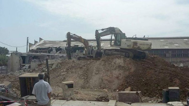 جدار يسقط على خمس سيارات بالعاصمة