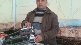 يستعمل 8 هواتف للاتصال بـ25 إذاعة يوميا لـ يقول “أهدي تحياتي”؟