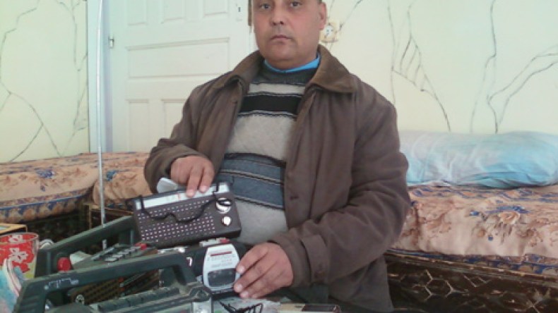 يستعمل 8 هواتف للاتصال بـ25 إذاعة يوميا لـ يقول “أهدي تحياتي”؟