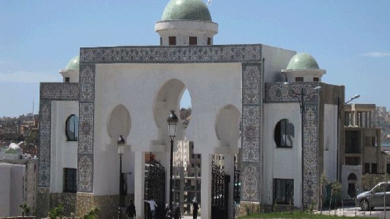 رجال الأعمال يجتمعون بجامعة المدية لبعث الاستثمار