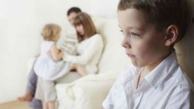 آباء وأمهات يحوّلون حياة أبنائهم إلى جحيم!