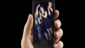 رجال يساومون نساء بالصور والرسائل وتسجيلات الفيديو