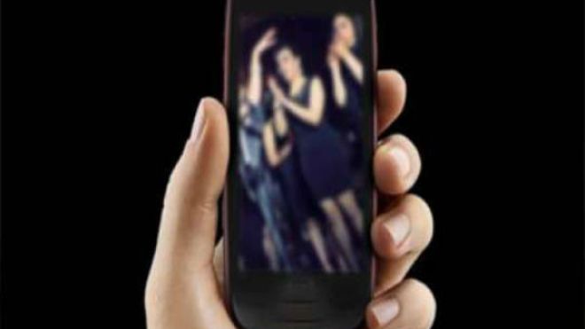 رجال يساومون نساء بالصور والرسائل وتسجيلات الفيديو