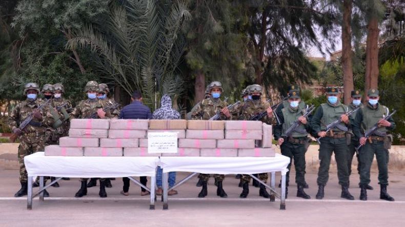 وزارة الدفاع: توقيف 34 تاجر مخدرات وحجز 15 قنطارا قادمة من الحدود المغربية