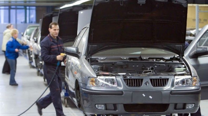 إيران تعتزم إنشاء مصنع سيارات في عمان