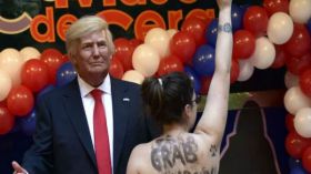 ناشطة عارية تهاجم “ترامب” في مدريد!