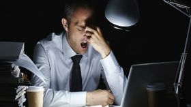 إليك الطرق الأساسية للتعامل مع الزوج مدمن العمل؟!