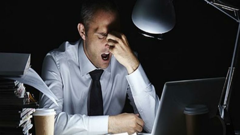 إليك الطرق الأساسية للتعامل مع الزوج مدمن العمل؟!