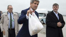 “كيس” كيري يثير تساؤلات بمواقع التواصل الإجتماعي