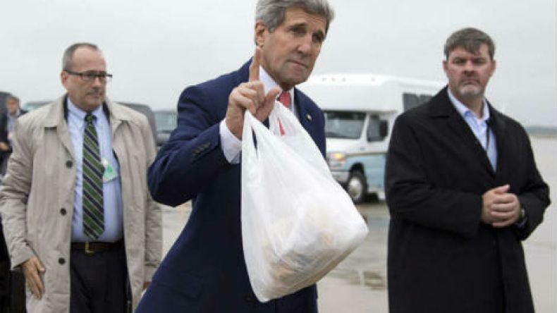 “كيس” كيري يثير تساؤلات بمواقع التواصل الإجتماعي