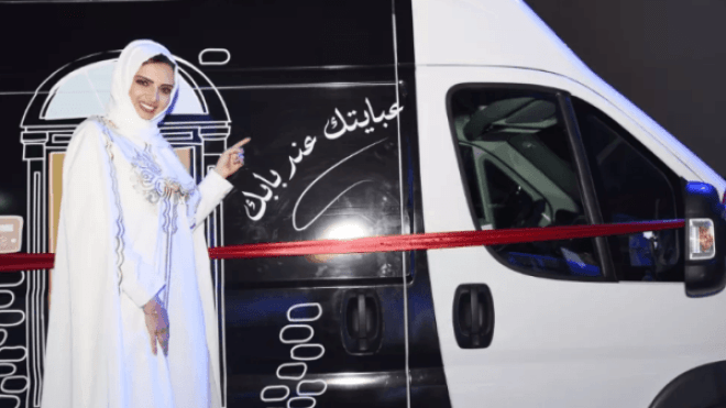 منار الراوي.. سعودية تطلق أول معرض متنقل للعباءات