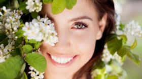 في ابتسامة المرأة عظمة الحياة وجمالها