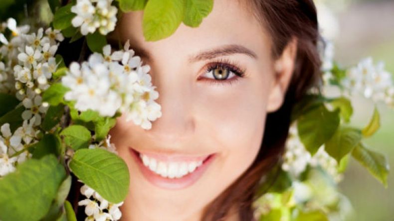 في ابتسامة المرأة عظمة الحياة وجمالها