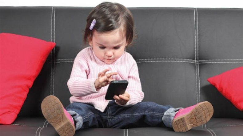 ابنتي ذات العامين أدمنت الالكترونيات