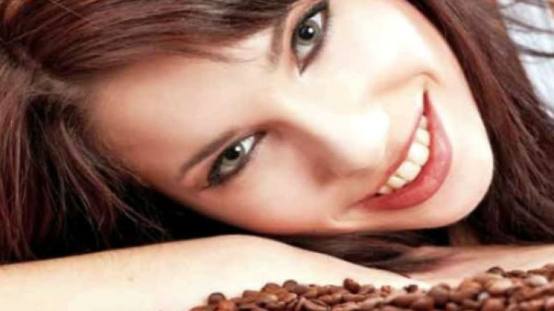 صحفية أمريكية غسلت شعرها بالقهوة.. هذا ما حدث لها؟