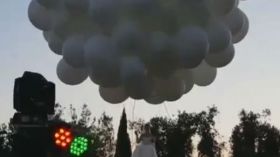 عروس لبنانية تطير مع البالونات في السماء!