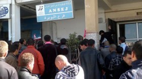 الشرطة تتدخل لتنظيم المتزاحمين في طوابير وكالات التشغيل