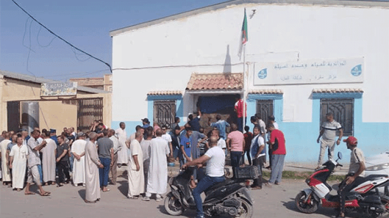 مواطنون يغلقون مدخل “الجزائرية للمياه” بجدار إسمنتي في مقرة بالمسيلة