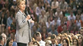 هيلاري كلينتون تواجه أزمة مالية حادة