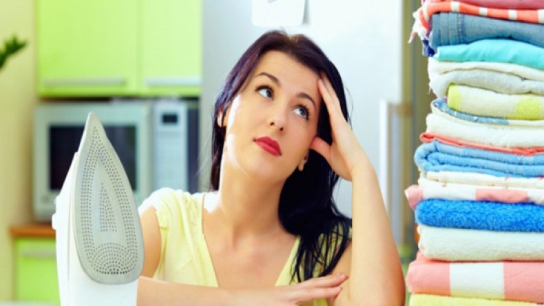 في غياب المكواة.. تعرفي على طرق بديلة لإزالة تجاعيد الملابس